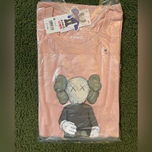 UNIQLO KAWS LAST COLLAB SIZE MEDIUM BRAND NEW WITH TAGS